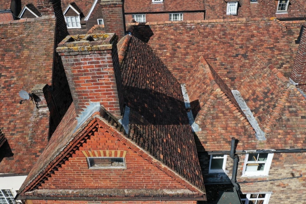 Lot: 76 - SHOP AND UPPER PARTS WITH PLANNING FOR CONVERSION - Above view of roof